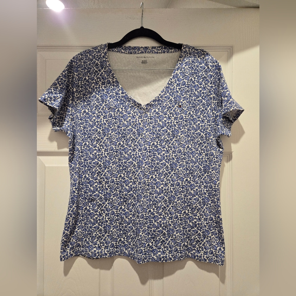 Women's Timmy Hilfiger Blue and white floral top, EUC
